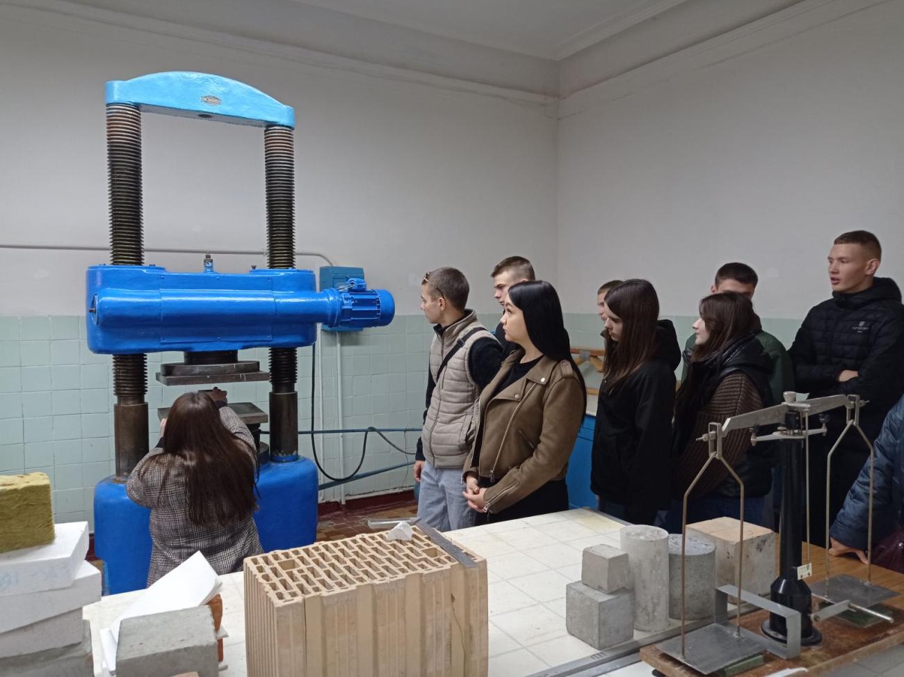 Практичне заняття по визначенню міцності будівельних матеріалів Секція технології будівельних конструкцій, виробів і матеріалів кафедри будівництва та цивільної інженерії Національний університет "Полтавська політехніка імені Юрія Кондратюка"