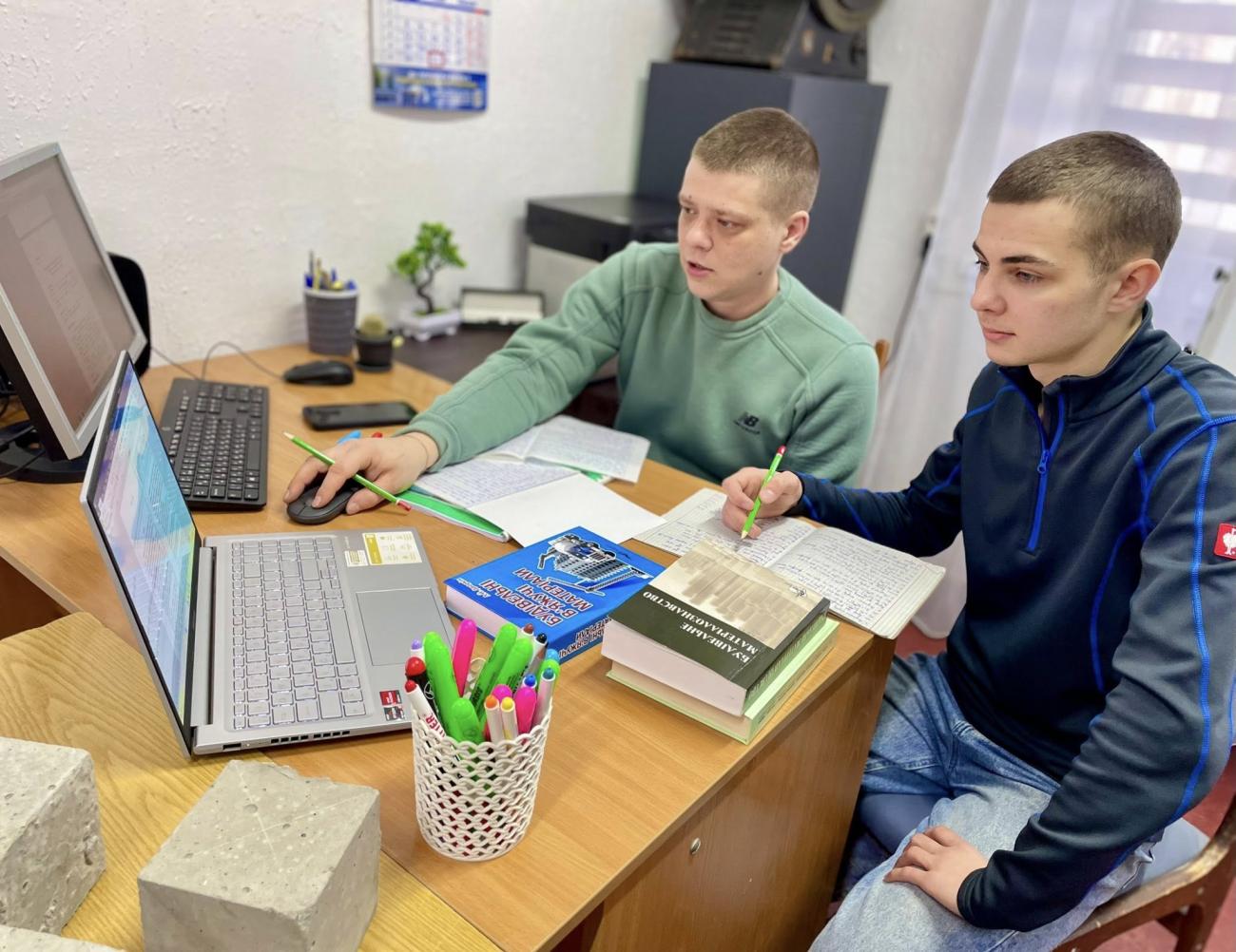 Студент групи ТС-41 Михаїл Зеленець разом із науковим керівником − викладачем Вадимом Черніковим 