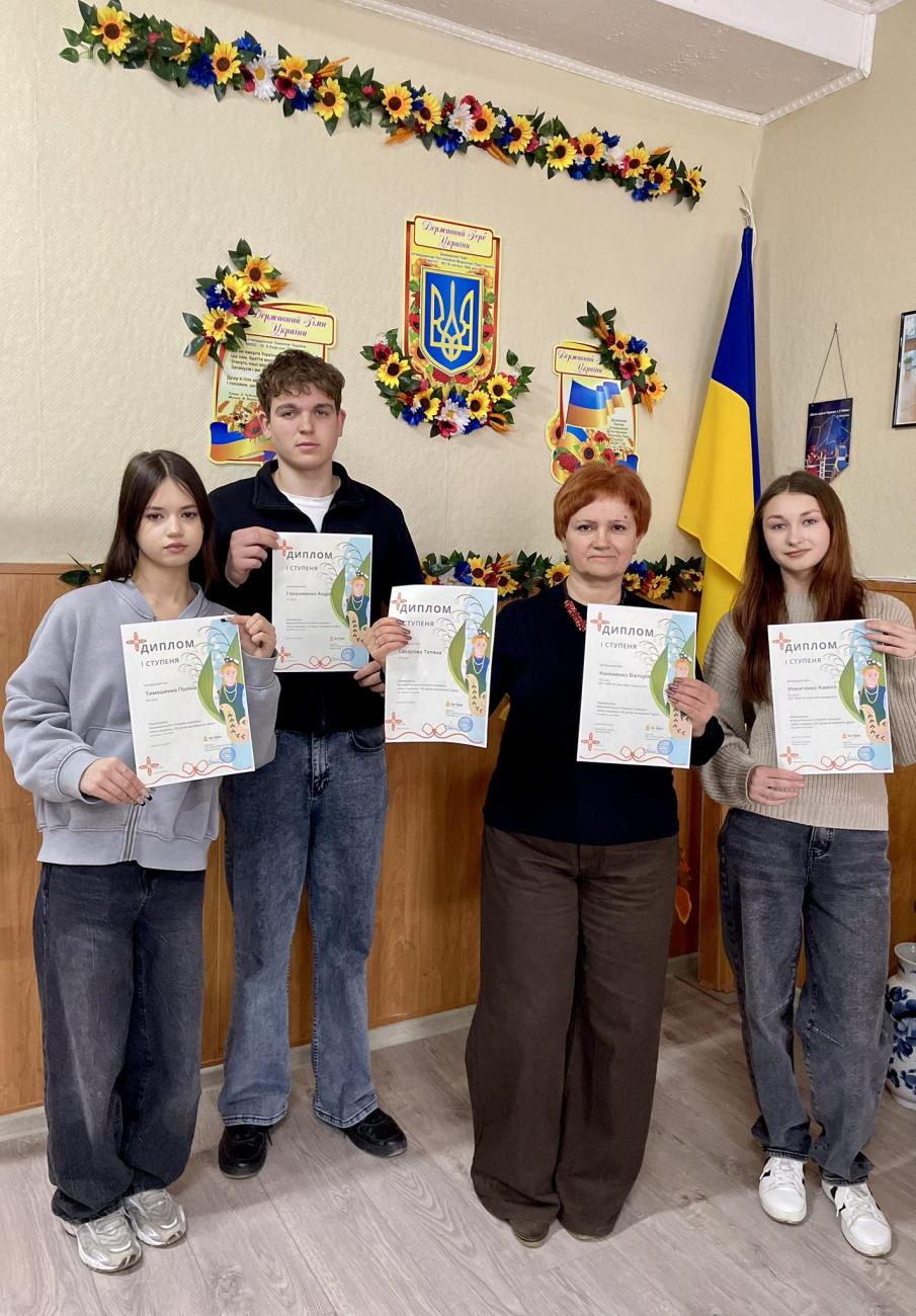 Студенти І–ІІ курсів під керівництвом викладача української літератури Наталії Іванівни Мацюри