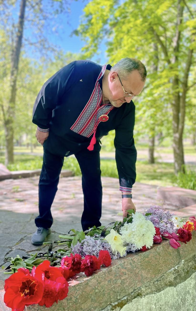 Покладання квітів до Братської могили в парку імені Тараса Шевченка