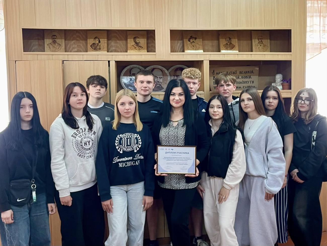 Студенти І курсу нашого коледжу під керівництвом методиста Віти Кривчун 